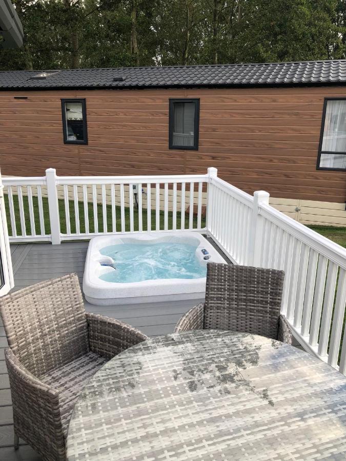 The Poplars Lodge With Hot Tub 约克 外观 照片